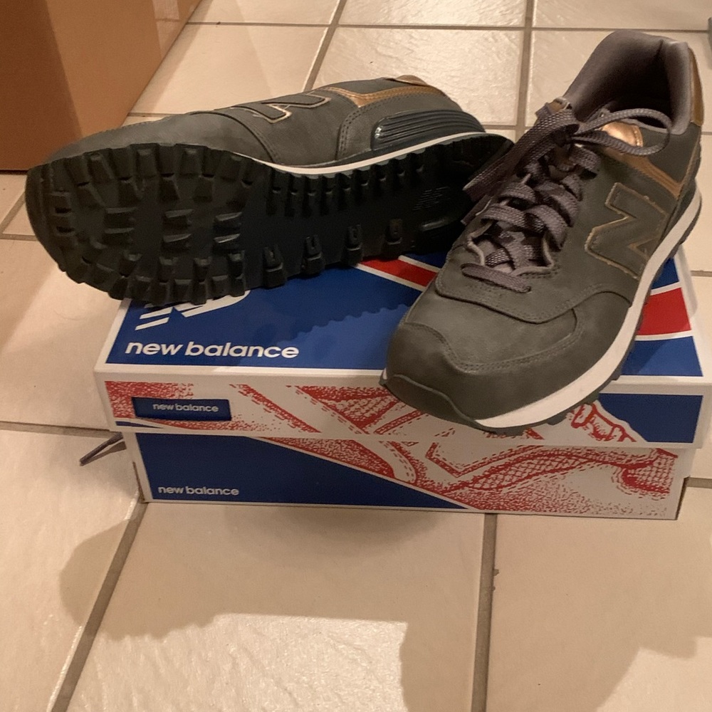 Tennis shoes